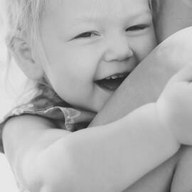 Hugging mother and daughter in black and white by Jorgo Photography