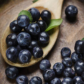 Blueberry in wooden plate by Jelena Jovanovic