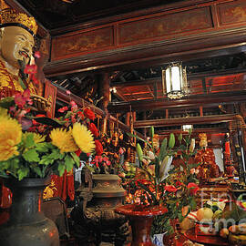 Confucius Statue inside Dai Bai Duong Pavilion by Sami Sarkis Photography