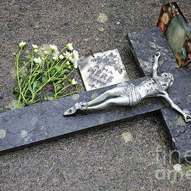 Cross decorating a tomb in graveyard by Sami Sarkis Photography