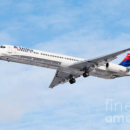 Delta Air Lines McDonnell Douglas MD-88 Airplane Landing by Paul Velgos