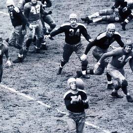 Don Hutson in action by Gianfranco Weiss