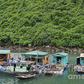 Fisherman floatting houses by Sami Sarkis Photography