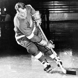 Gordie Howe skating with the puck by Gianfranco Weiss