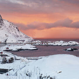 Hamnoy, Lofoten Islands by Esen Tunar Photography
