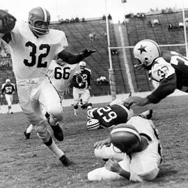Jim Brown running with the ball by Gianfranco Weiss