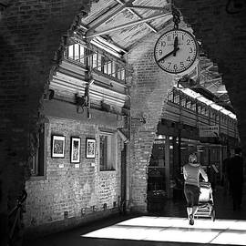 Lunchtime at Chelsea Market by Rona Black