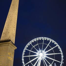 Place de la Concorde and the ferris wheel at Christmas time by Sami Sarkis Photography