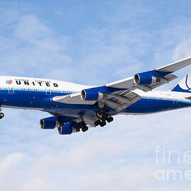 United Airlines Boeing 747 Airplane Landing by Paul Velgos