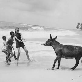 Veruschka Von Lehndorff And Two Children Pulling by Franco Rubartelli