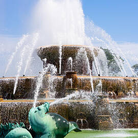 Buckingham Fountain in Chicago by Paul Velgos