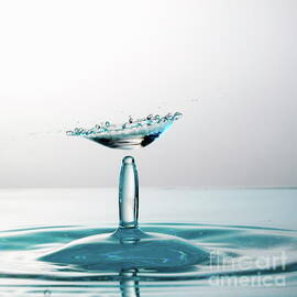 Water drops colliding to shape an umbrella splash by Sami Sarkis Photography