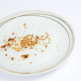 Cookies crumbs in an empty plate by Sami Sarkis Photography
