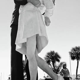 The Kissing Sailor Statue by Louis Dallara