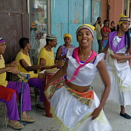 Cuban band Los 4 Vientos and dancers entertaining people in the street in Havana by Sami Sarkis Photography