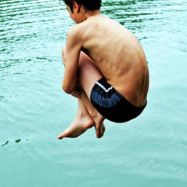 Diving into water by Sami Sarkis Photography