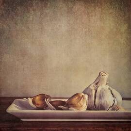 garlic cloves by Priska Wettstein