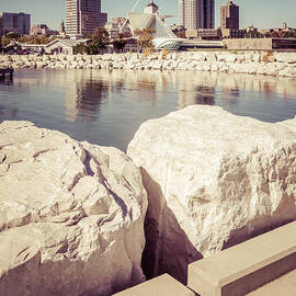 Milwaukee Skyline Retro Picture by Paul Velgos
