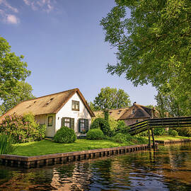 Popular dutch village of Giethoorn in Netherlands by Miroslav Liska