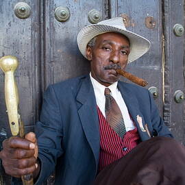 Portrait of a man wearing a 1930s-style suit and smoking a cigar in Havana by Sami Sarkis Photography