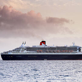 RMS Queen Mary 2 by Grant Glendinning