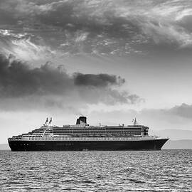 RMS Queen Mary 2 mono by Grant Glendinning