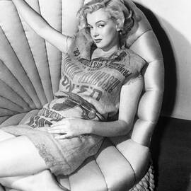 Marilyn Monroe Portrait Session by Earl Theisen Collection
