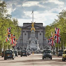 Buckingham Palace, London, England by Richard Taylor