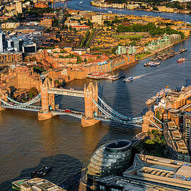 Thames & Canary Wharf, London by Antonino Bartuccio