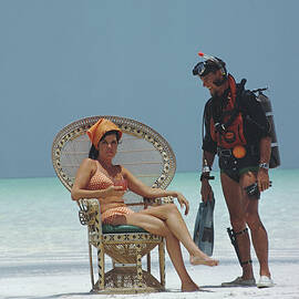 A Friendly Chat by Slim Aarons