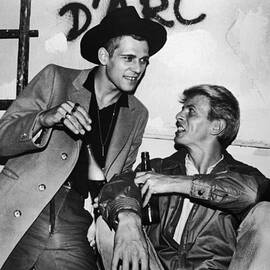 David Bowie Drinks With Paul Simonon by Hulton Archive