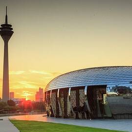 Dusseldorf, Rhein Tower by Maurizio Rellini