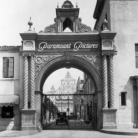 Front Gate To Paramount Studio 1920s by Bettmann