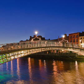 Ha'penny Bridge, Dublin, Ireland by Maurizio Rellini