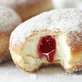 Jam Doughnuts close-up by Till Melchior