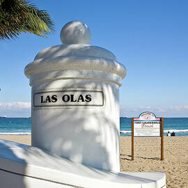Las Olas Beach In Ft Lauderdale Florida by Bravo