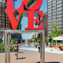 Love Sculpture, Philadelphia, Pa by Claudia Uripos