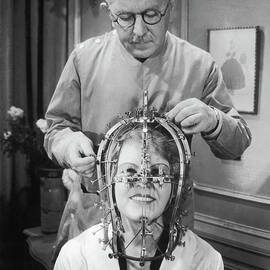 Max Factor And The Beauty Measuring by Keystone-france