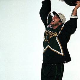 Mike Modano 9 by Ezra Shaw