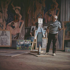 Pablo Picasso At Work by Paul Popper popperfoto