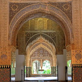 Patio De Lindaraja Court At The Hall Of by Gunter Grafenhain