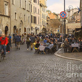 Rome - Have lunch in the street by Stefano Senise