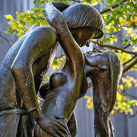 Romeo & Juliet In Central Park, Nyc by Laura Zeid