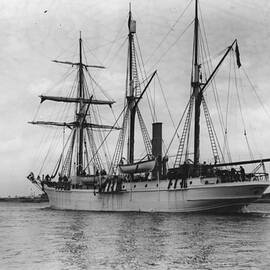 Ss Endurance by Topical Press Agency