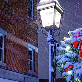 Wreath On A Lamp Post by Jeff Sinon