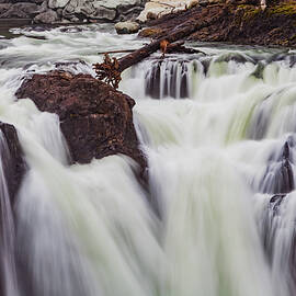 Snoqualmy Falls Washington by Tommy Farnsworth
