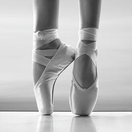 ballet en pointe black and white by Laura Fasulo