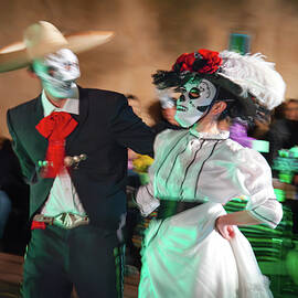 Dia de Los Muertos by Mary Lee Dereske