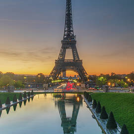 Eiffel Tower Reflection, Jardins du Trocadero, Paris by Adrian Hendroff