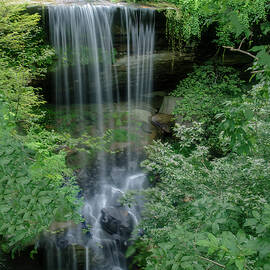 Farmers Field waterfall in Kentucky by Flees Photos